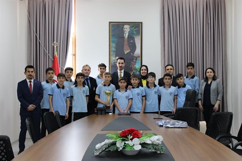 Kaymakamımız Sn. Serkan ALA Futsal Yarışmalarında İl Finallerine Kalan Sultanhanı Ortaokulu Futsal Takımına Ödüllerini Vererek Başarılar Diledi.